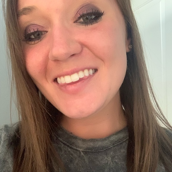 Meet your Posher, Ashley - Picture 2 of 5